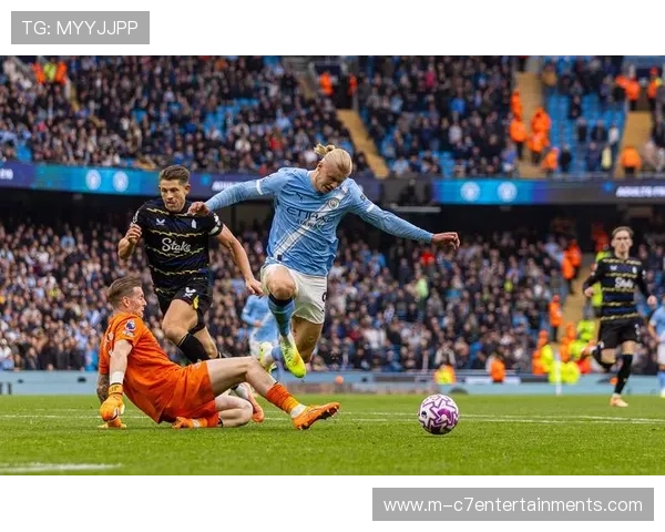 多纳鲁马目送世界波,曼城门将无奈索博无解任意球 多纳鲁马目送世界波,曼城门将无奈索博无解任意球